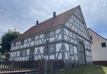 Saniertes Fachwerkhaus im historischen Ortskern von Liebenau-Niedermeiser