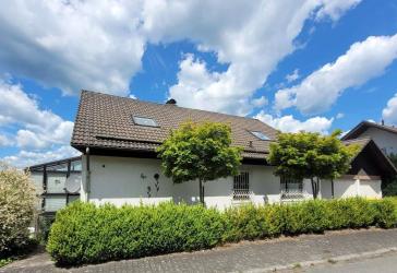 Ruhige Wohnlage in Bad Berleburg! Wohnhaus mit Einliegerwohnung und Doppelgarage