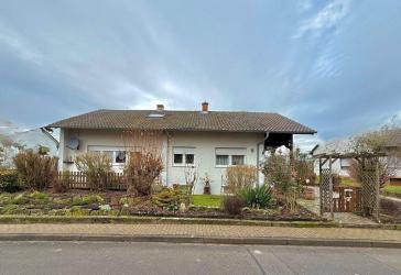 Marko Winter Immobilien - Aglasterhausen: Freistehendes Einfamilienhaus mit Terrasse, Garten und Balkon