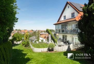 Zuhause für Generationen: Wohnensemble mit PV-Anlage, ELW & großem Grund in Kötz.