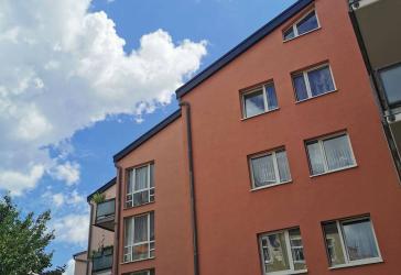 Vermietete 1-Raum-Eigentumswohnung mit Balkon, Lift und Stellplatz