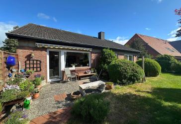 Seltene Gelegenheit! Ebenerdig wohnen, zentral leben: großzügiger Bungalow mit Vollkeller, Garten und Carport zentral in Neustadt