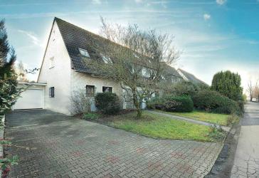 Ein Zuhause voller Möglichkeiten: zeitloses Zweifamilienhaus mit wunderschönem Garten!