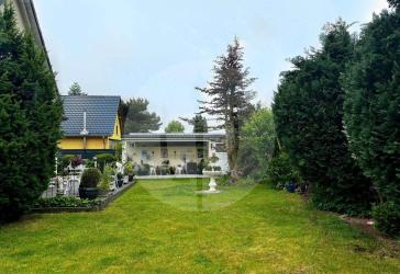 Wohnen mit Gartenidylle: Einfamilienhaus mit Kamin und Teich in Butzow