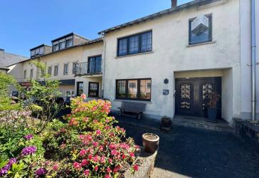 Altrich: Angepasster Preis! Zentral gelegenes Zweiparteienhaus mit Garten und schönem Gartenhaus