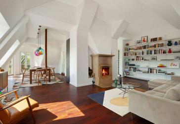 Moderne Dachgeschosswohnung mit loftartigem Wohnbereich und Turmerker mit Blick in den Bürgerpark
