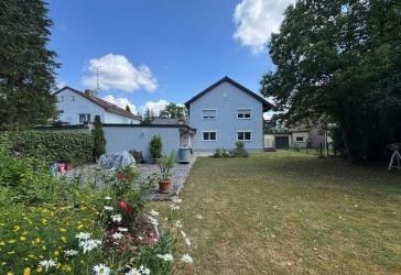 Großzügiges Zweifamilienhaus mit Potential und traumhaften Garten - in grüner und ruhiger Wohnlage