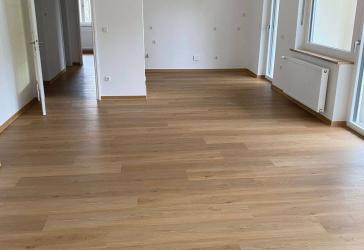 Hochwertig neu renovierte 4 Zimmerwohnung mit großzügigen Balkon