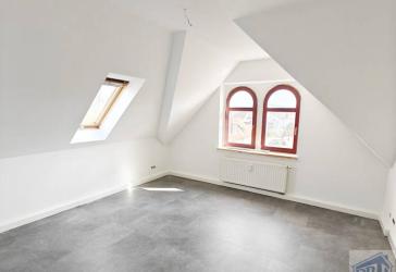 große Dachgeschoßwohnung im attraktiven Wohngebiet