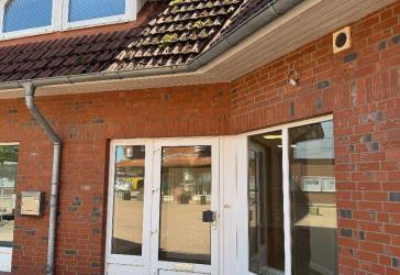 Schöne, große Bürofläche in zentraler Lage in Fleestedt, frei ab sofort & provisionsfrei!