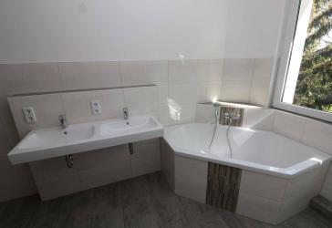 Wer´s GROß mag***Neu sanierte Etagenwohnung mit Wanne, Dusche & 2 Balkonen!!!
