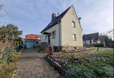 Freistehendes Haus mit 753 m² Grundstück, Brunnen, Garagen und viel Raum für neue Wohnträume