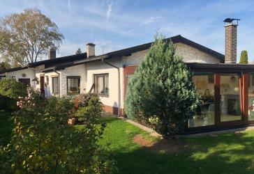 Schöner Bungalow mit Wintergarten und Garage