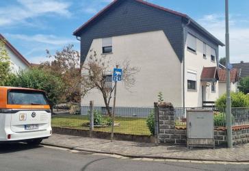 Perfekte Kapitalanlage: Zweifamilienhaus mit Doppelgarage und Stellplätzen