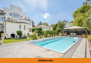 Großzügige und lichtdurchflutete Villa mit beheiztem Außenpool