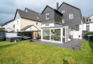 Großes Einfamilienhaus mit großem Garten in top Lage - renoviert & sofort frei
