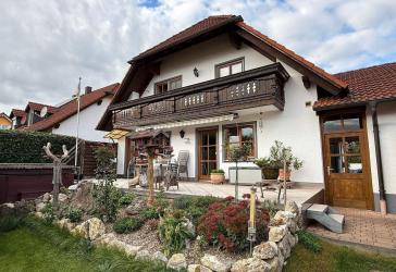 Großzügiges Zweifamilienhaus mit Traumgarten und Doppelgarage in Neuburg/Heinrichsheim