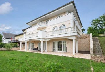 Design-Villa mit traumhaftem Main-Panorama nahe Frankfurt