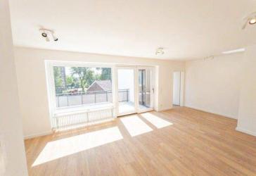 Großzügige, moderne Wohnung mit Balkon