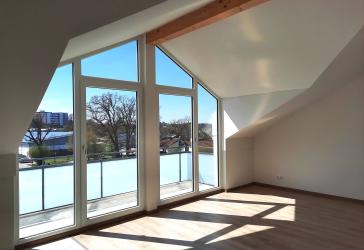 2 Zimmer DG Wohnung mit großzügigem Balkon