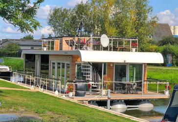 Großes Hausboot mit 4 Zimmern in der Mecklenburger Seenplatte