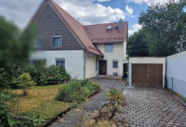 Charmante Doppelhaushälfte mit großem Potenzial in ruhiger Lage