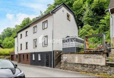 Modernisierte Doppelhaushälfte in Hanglage mit großer Terrasse und Garten