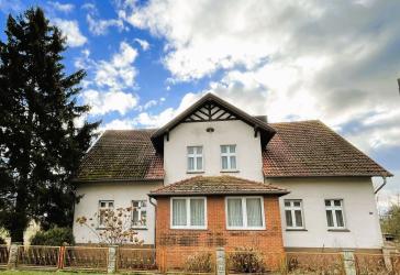 Großzügiges Wohnhaus auf weitläufigem Grundstück mit Garagen und Nebengebäuden