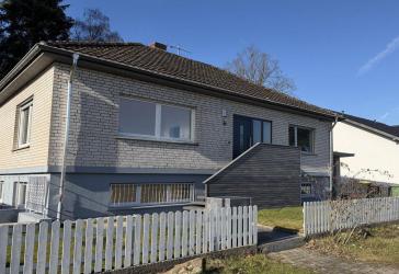 Freistehendes Einfamilienhaus mit Einliegerwohnung und großen Garten mit altem Baumbestand