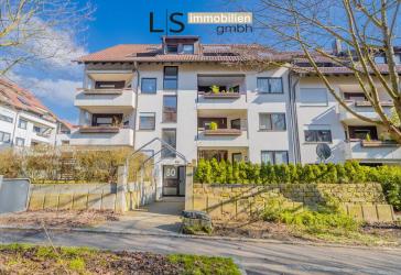 Dachgeschosswohnung mit Potenzial - 3 Zimmer, Aufzug, Top-Lage & 2 Stellplätze - sofort frei!