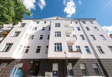 Investment im Szenekiez: Vermietete 5-Zimmer-Altbauwohnung mit Balkon auf 139 m² - PROVISIONSFREI