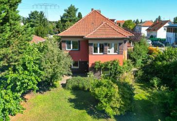 Mehrgenerationen-Traum: Zweifamilienhaus nahe Baumschulenweg mit Entwicklungsbedarf und Potenzial!