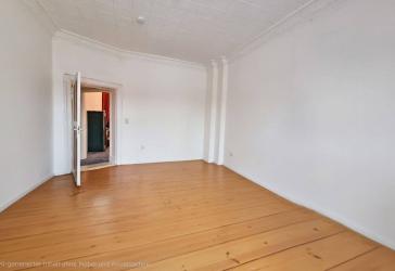 Vermietete 2-Zimmer-Altbau-Wohnung mit Stuck und Süd-Loggia im VH eines Altbaus in Neukölln