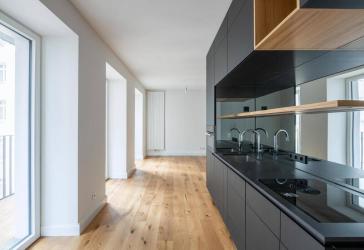 Idylle im Hofgarten: Studio-Apartment mit Design-Kubus und Balkon