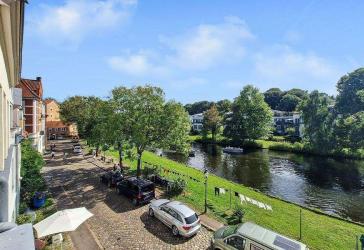Mit malerischem Wasserblick! Stilvolles Altstadthaus in begehrter Wohnlage auf der Altstadtinsel!