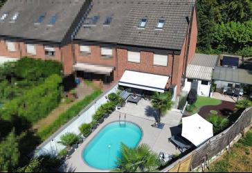 Exklusives Reihenendhaus auf Erbpacht - Pool, Sauna & sofort einzugsbereit!