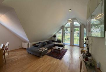 EINMALIGE DACHGESCHOSSWOHNUNG IN ZENTRUMSNAHER WOHNLAGE