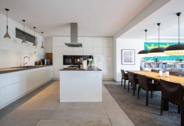 LUXURIÖSE WOHNUNG WIE IHR EIGENES HAUS MIT EINBAUSCHRÄNKEN EINBAUKÜCHE UND KAMIN