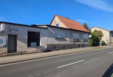 Einfamilienhaus mit großem Anbau