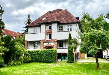 Stilvolles Mehrfamilienhaus mit Baugrundstück für ein MFH/ EFH in grüner Wohnlage