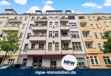 Berliner Altbauflair im Samariterkiez: Vermietete 2-Zimmer-Wohnung als attraktive Kapitalanlage