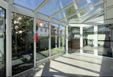 Raumwunder mit Wintergarten, Kamin und Sauna