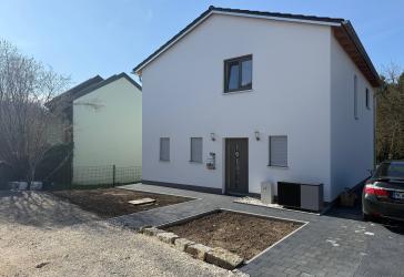 Kapitalanleger oder Eigennutzer aufgepasst !!! Modernes EFH Bj. 2024 mit Einbauküche und Stellplatz zu verkaufen !!!