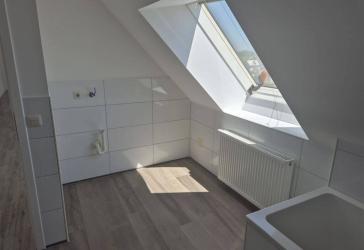 Modernisierte 2 Zimmer Dachgeschosswohnung in Stadeln zu vermieten!