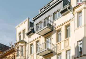 ERSTBEZUG, HOCHWERTIG KERNSANIERT: 3,5 Raumwohnung mit Fußbodenheizung & Aufzug