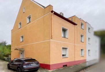 Doppelhaushälfte mit drei Wohneinheiten und Garten in Duisburg