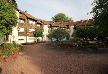 Zentral wohnen am Park - 2-Zi.-Dachgeschosswohnung mit Sonnenbalkon und TG-Stellplatz im Herzen von Bad Dürrheim!
