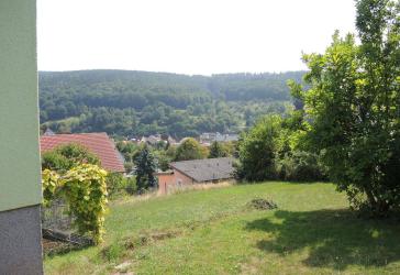 Einfamilienhaus mit Einliegerwohnung und Garten, Garage und Carport