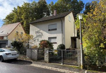 Zwei Wohneinheiten, Pool und Traumgarten - ein Haus voller Möglichkeiten in Roßtal