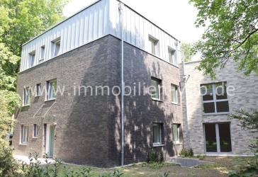 Stilvolle Kapitalanlage: Energieeffizientes Architektenhaus mit 3 großen Wohneinheiten und zukunftssicherer Ausstattung (Wärmepumpe) / KFW-70 Neubau